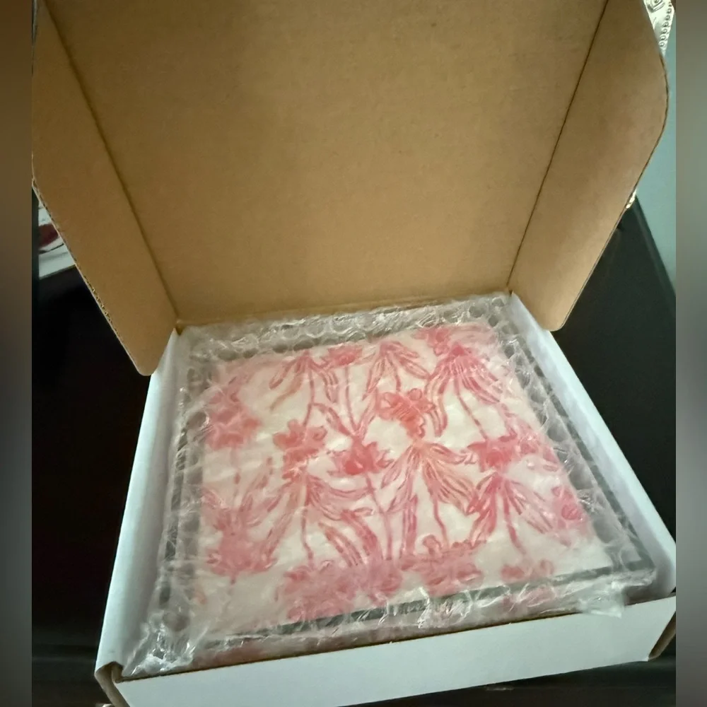 Floral Acrylic Napkin Holder
Lilly Pulitzer - Picture 3 of 3